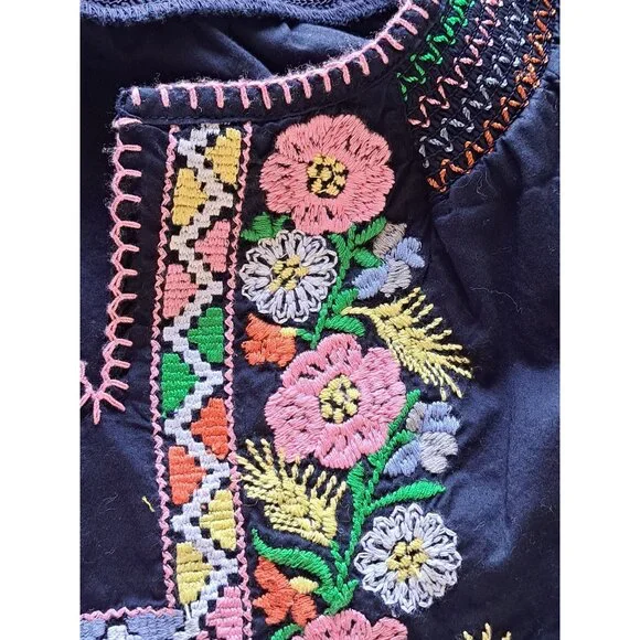 Talbots Petites Navy Heavily Embroidered Floral Blouse M/P Cotton Short Sleeve - Picture 3 of 10